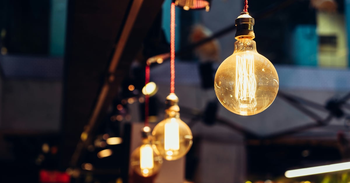 Hanging_lightbulbs